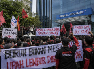 Buruh Demo Menara Indomaret PIK Tuntut Upah Lembur Dibayar