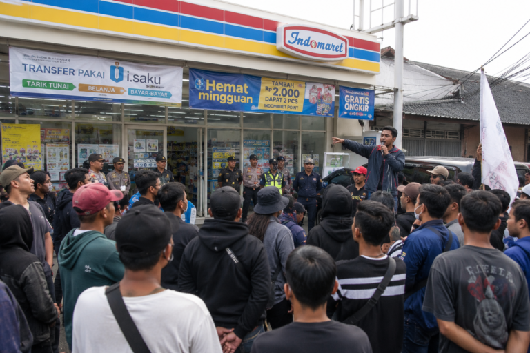 Gerai Indomaret Digunjing Massa Usai Muncul Dugaan Penggantian Upah Lembur dengan Libur