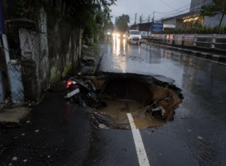 Jalan Amblas di Lenteng Agung Sebabkan Pemotor Terjatuh ke Lubang Besar