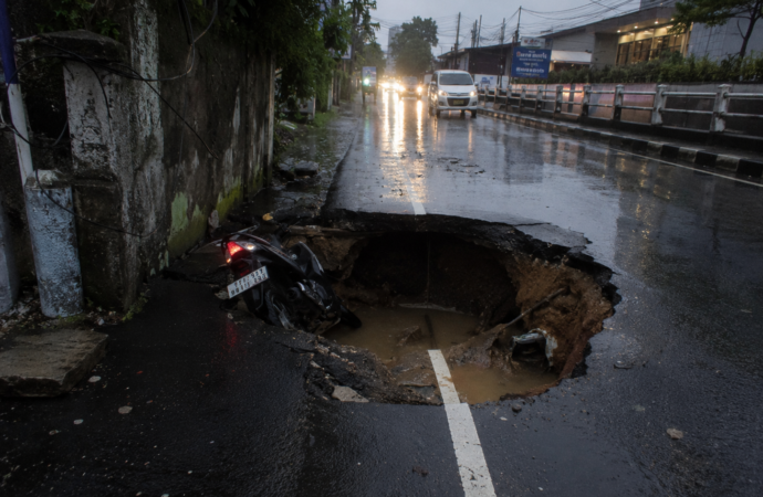 Jalan Amblas di Lenteng Agung Sebabkan Pemotor Terjatuh ke Lubang Besar