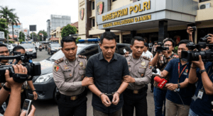 Eks Kasat Narkoba Polres Kubar AKP Deky Tiba di Bareskrim dengan Tangan Diborgol