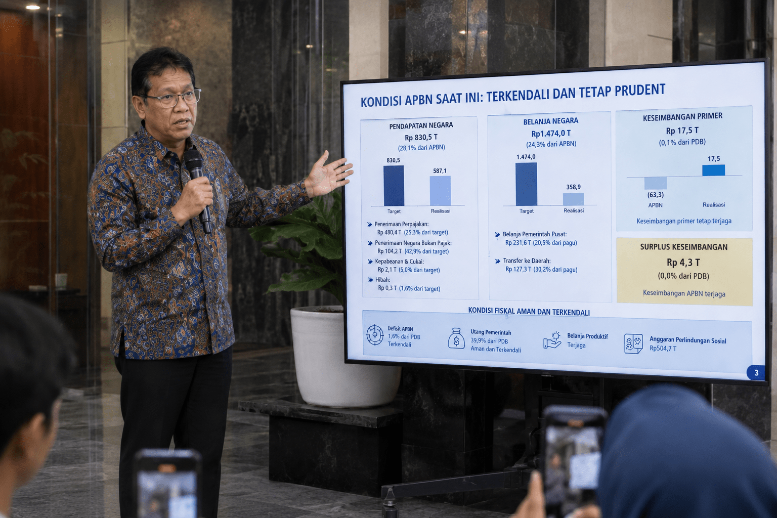 Saat Purbaya Mendadak Lesehan Jelaskan Kondisi APBN 2026