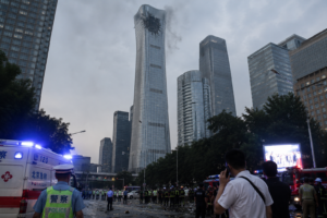 Pesawat Tabrak Gedung Tertinggi di Beijing, Pilot Tewas dan 13 Orang Terluka