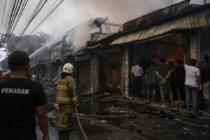 Kebakaran di Jalan Baru Depok Hanguskan Tujuh Kios, Korsleting Diduga Jadi Pemicu