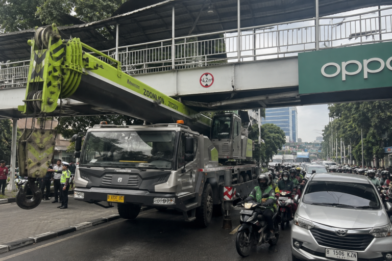 Truk Crane Tersangkut di JPO Tendean, Lalu Lintas Jakarta Selatan Macet