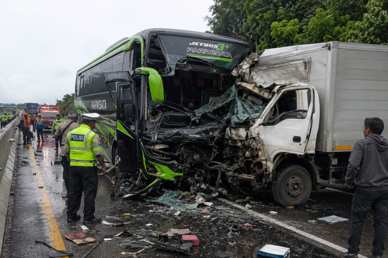 Kecelakaan Tol Pandaan-Malang Tewaskan 5 Orang, Rombongan Wisata Jadi Korban