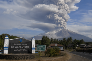 Gunung Lewotobi meletus 16 kilometer