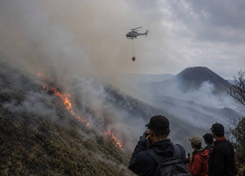 Karhutla Bromo Meluas, Pemadaman Terkendala Kabut