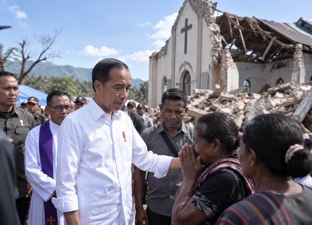 Jokowi Sambangi Gereja Terdampak Gempa NTT