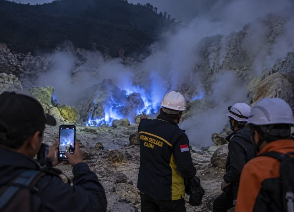 Badan Geologi Analisis Blue Fire Papandayan