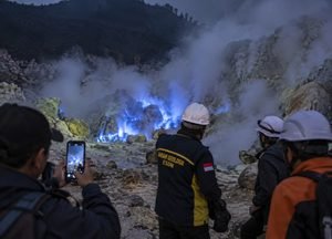 Badan Geologi Analisis Blue Fire Papandayan