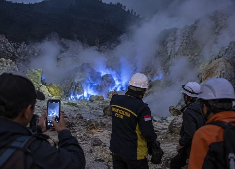 Badan Geologi Analisis Blue Fire Papandayan