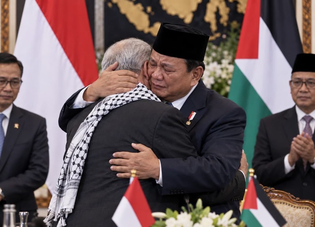 Prabowo Peluk Dubes Palestina